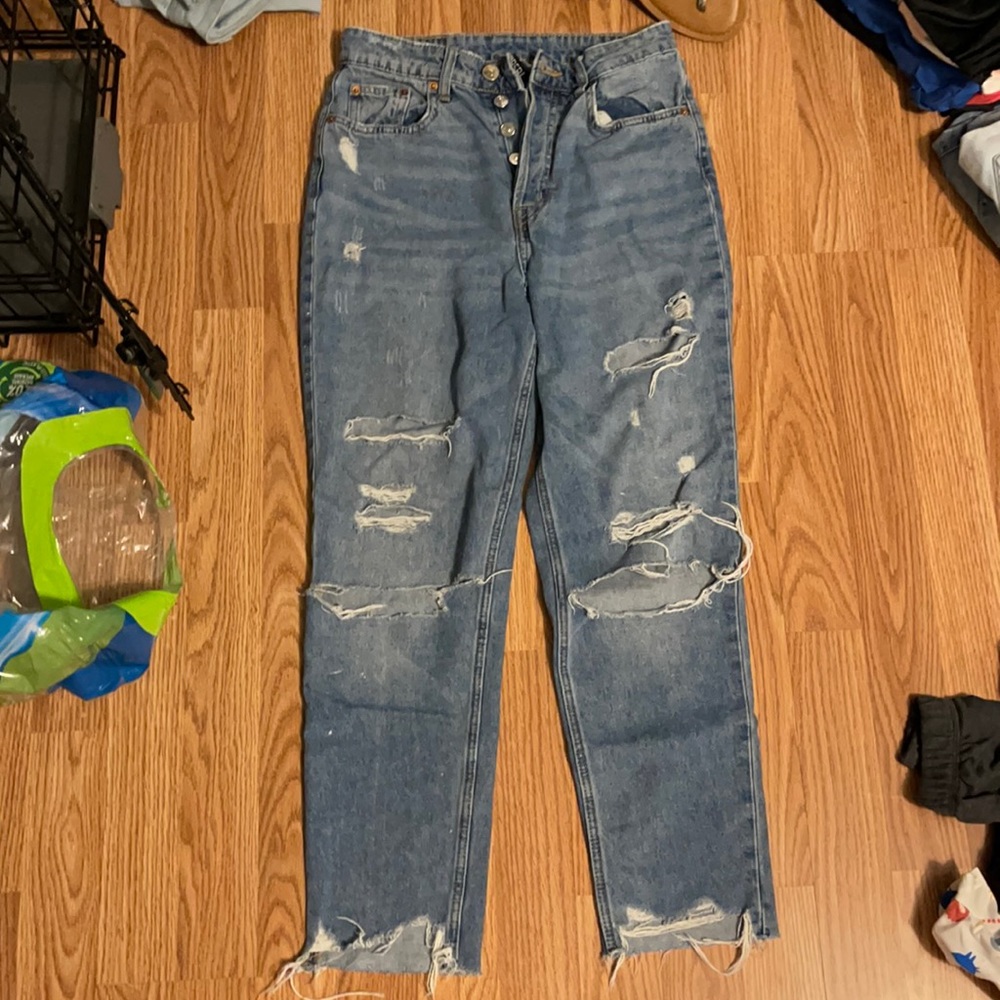 DIVIDED Button up high rise distressed jeans